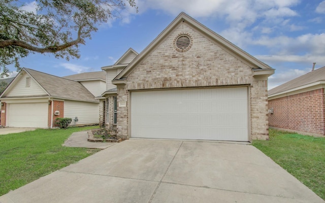 view of front of property featuring a front yard