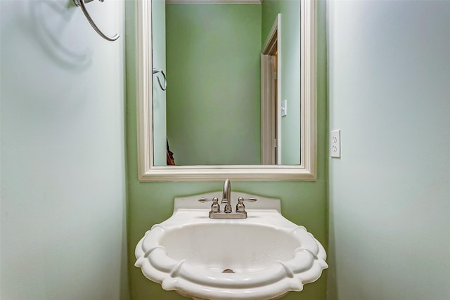 bathroom featuring sink