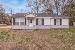 view of front of home with a front lawn