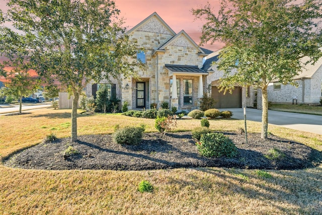 view of front of house featuring a yard and a garage