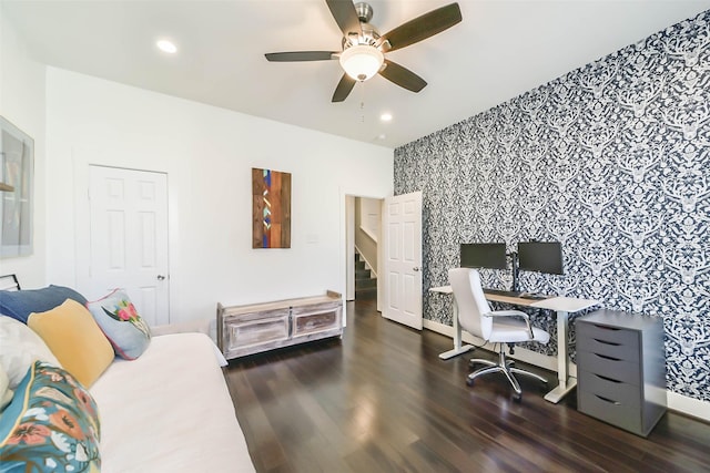 office area with dark wood-type flooring and ceiling fan