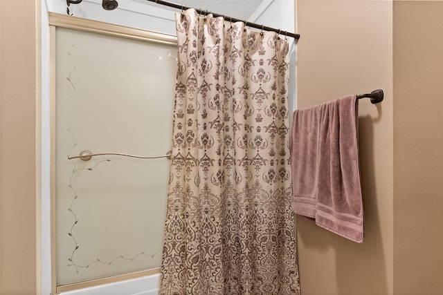 bathroom featuring a shower with shower curtain