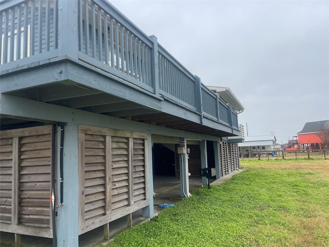 view of side of property featuring a lawn