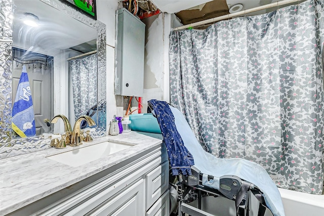 bathroom featuring a shower with shower curtain and vanity