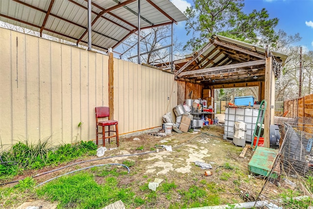 view of yard with an outbuilding