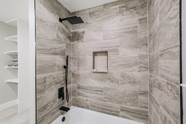 bathroom with tiled shower / bath combo