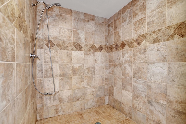 bathroom featuring tiled shower