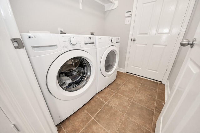 laundry area featuring tile patterned floors and washing machine and clothes dryer