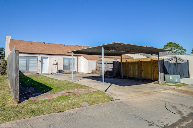 manufactured / mobile home featuring a front yard