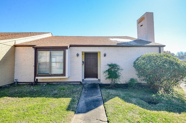 view of front of house featuring a front lawn