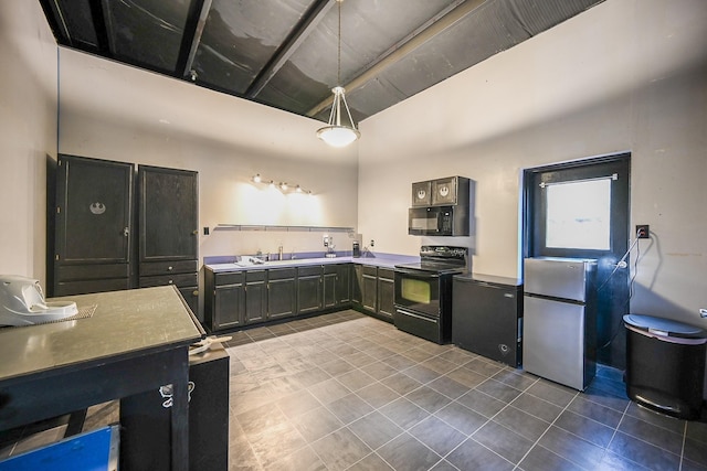 kitchen with hanging light fixtures, sink, and black appliances