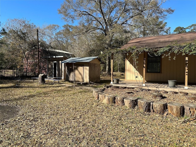 view of yard featuring a storage unit