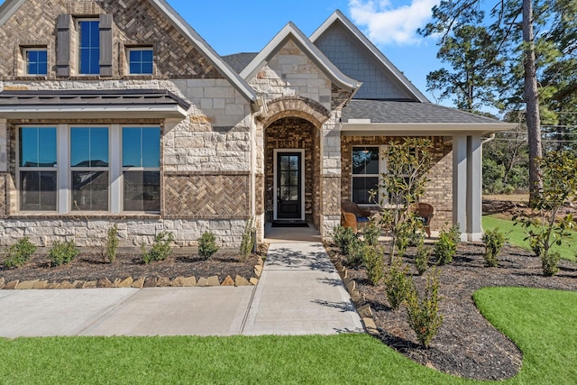 view of front of home featuring a front yard