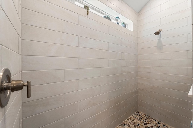 bathroom featuring tiled shower