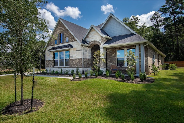 view of front of property featuring a front lawn