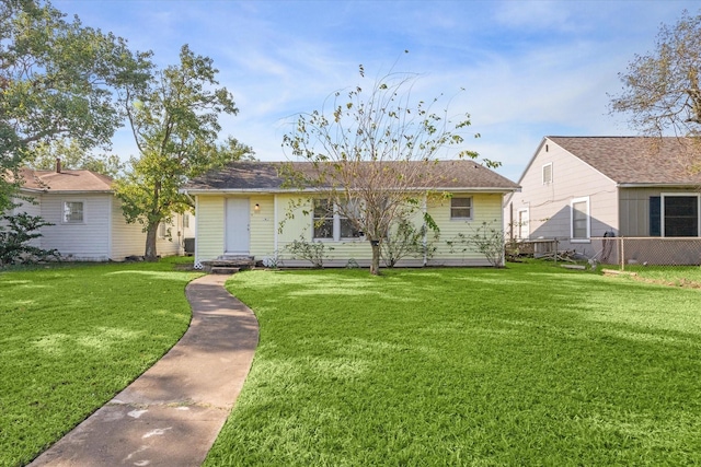 view of front facade featuring a front lawn