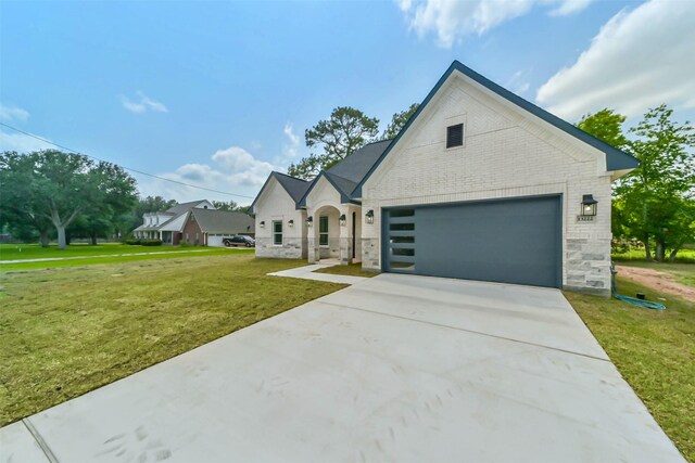 view of front of house featuring a garage and a front yard