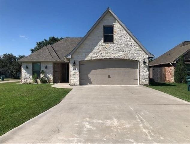 view of front facade with a garage and a front yard