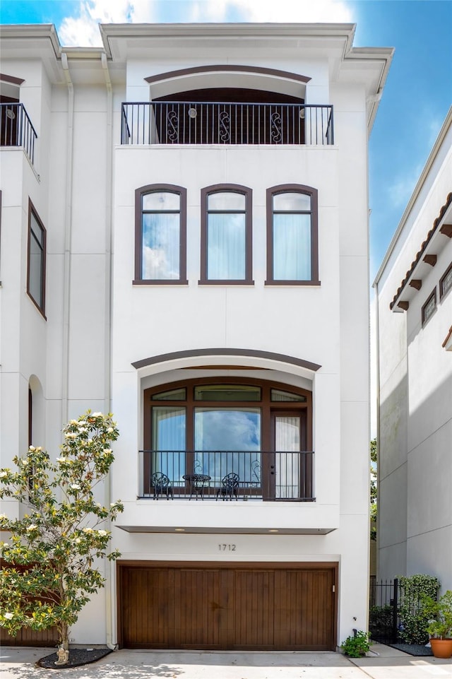 view of front of home featuring a balcony