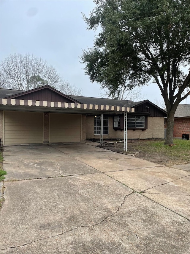 view of front facade featuring a carport