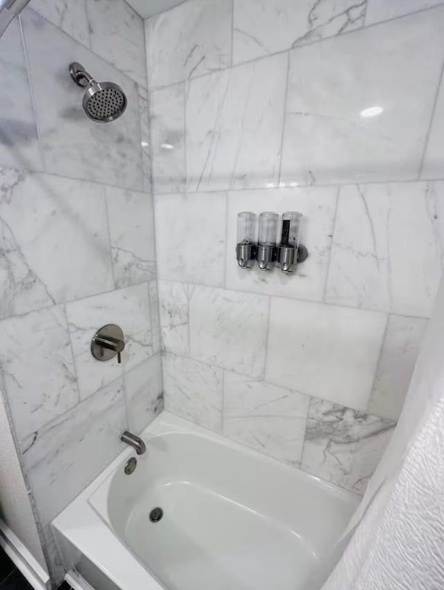 bathroom with tiled shower / bath combo