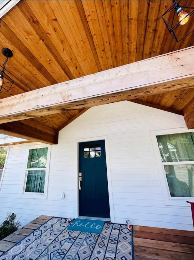 entrance to property with ceiling fan