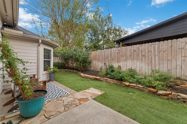 view of yard featuring a patio area