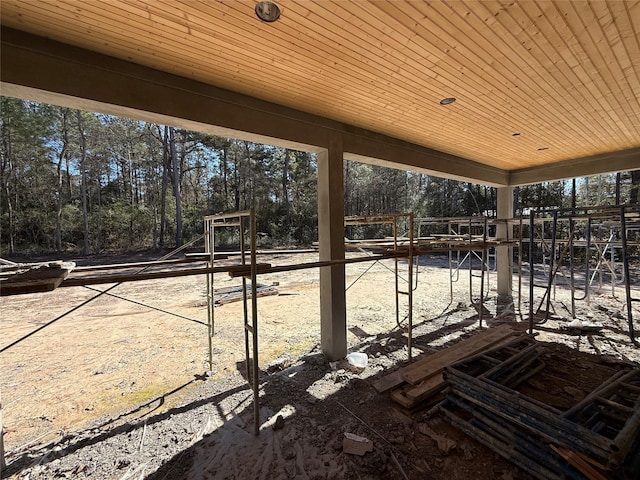 view of yard with an outdoor structure