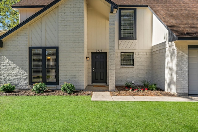 view of front facade featuring a front yard