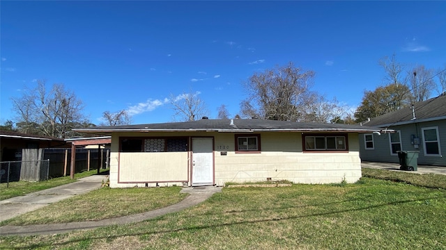 view of front of house featuring a front lawn