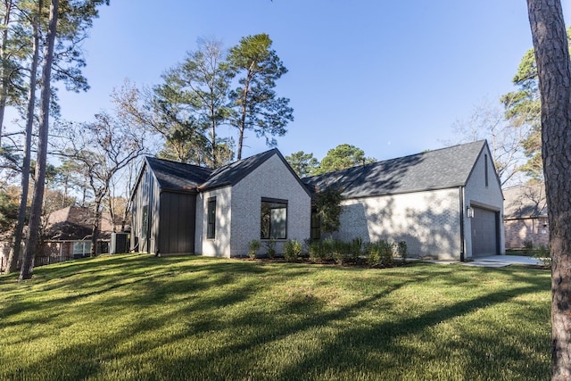 view of front of house featuring a garage and a front yard