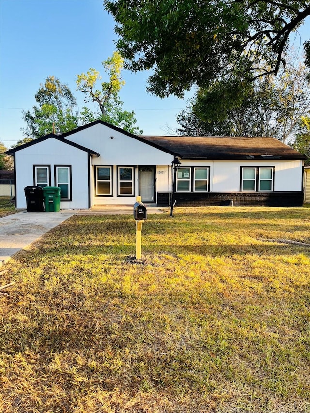 ranch-style home featuring a front lawn