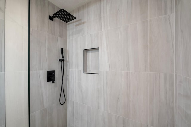 details featuring tiled shower