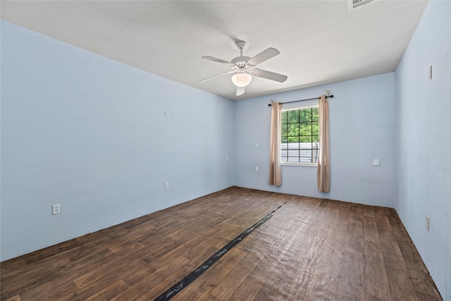 unfurnished room with dark wood-type flooring and ceiling fan