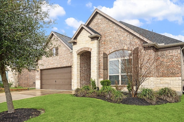 view of front of property featuring a front yard