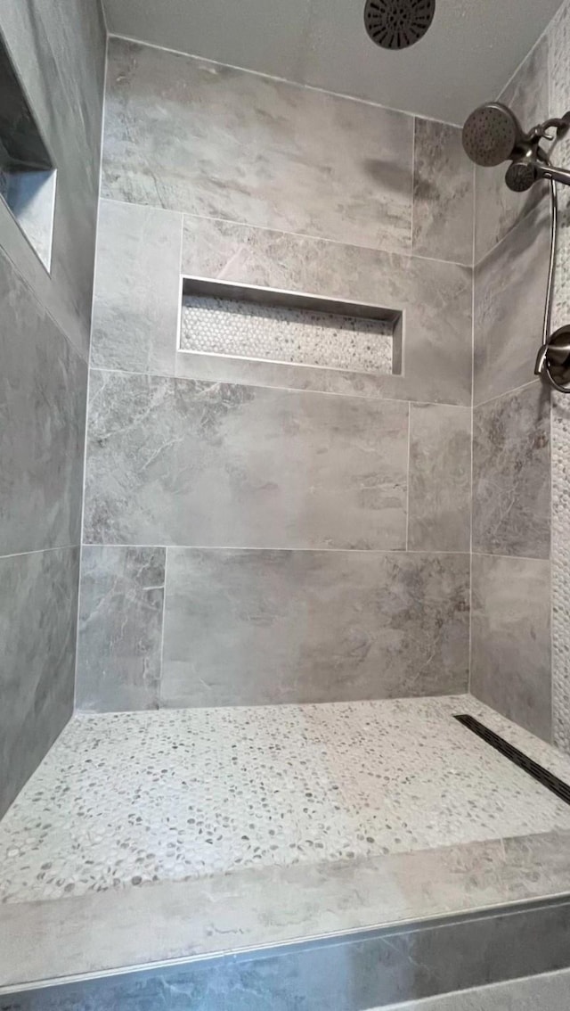 bathroom featuring a tile shower