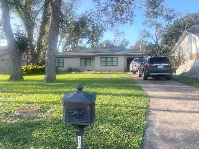 ranch-style home featuring a front lawn