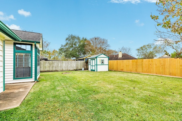 view of yard with a storage unit