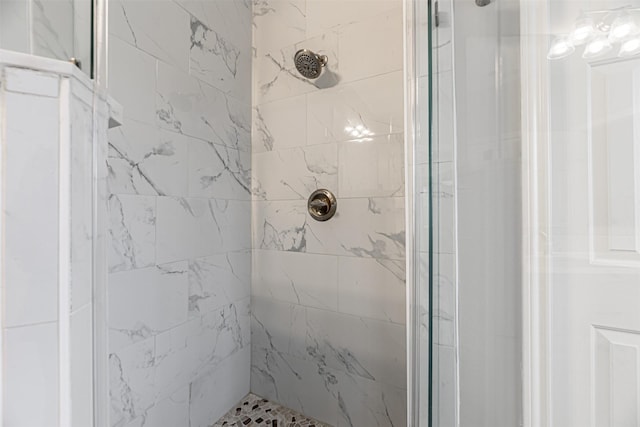 bathroom featuring tiled shower