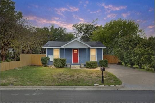 view of front of house featuring a lawn