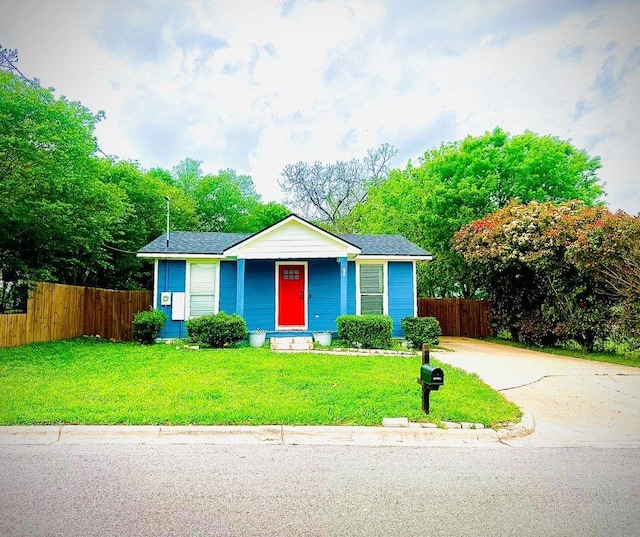 view of front facade with a front yard