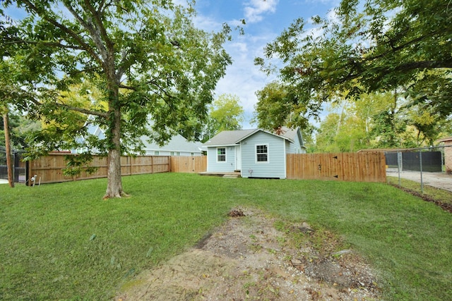 view of yard with an outbuilding