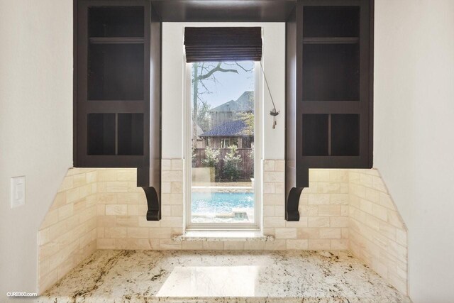 bathroom featuring tasteful backsplash