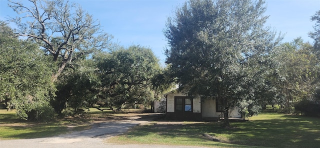 view of front of house featuring a front yard