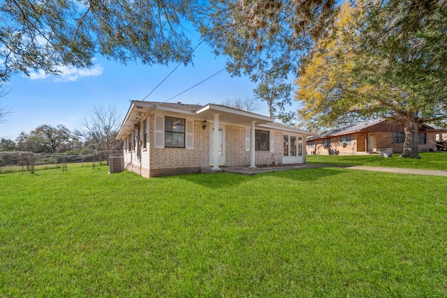 view of front of home featuring a front lawn