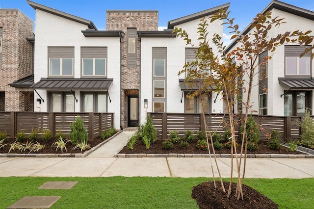 contemporary house featuring a front yard