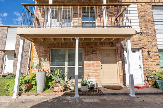 entrance to property featuring a balcony