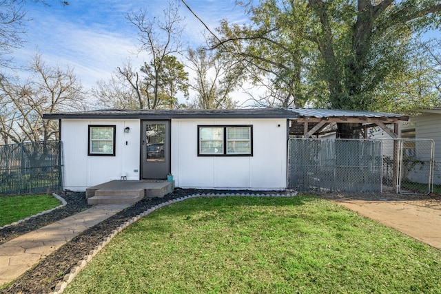 ranch-style home featuring a front lawn