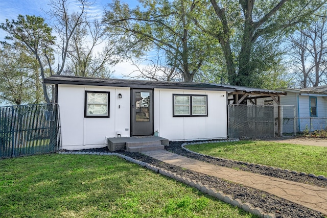 single story home featuring a front lawn