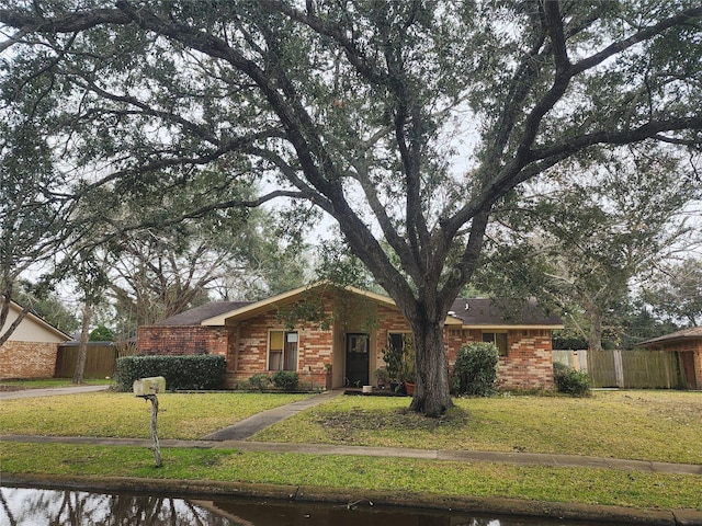 ranch-style home featuring a front lawn